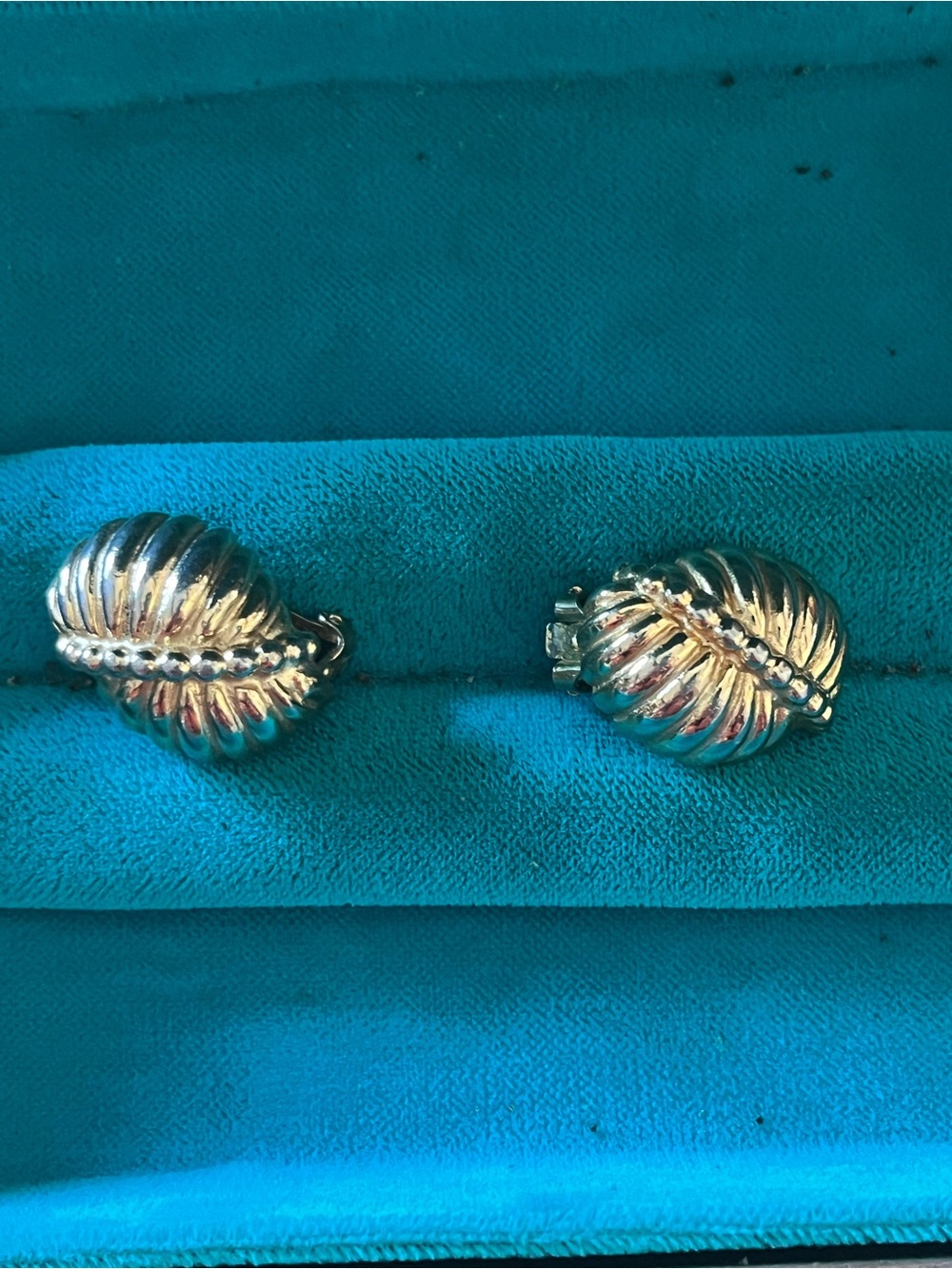 VTG Mimi Di N 1974 Scallop Gold Tone Clip-On Earrings with Caviar Detail